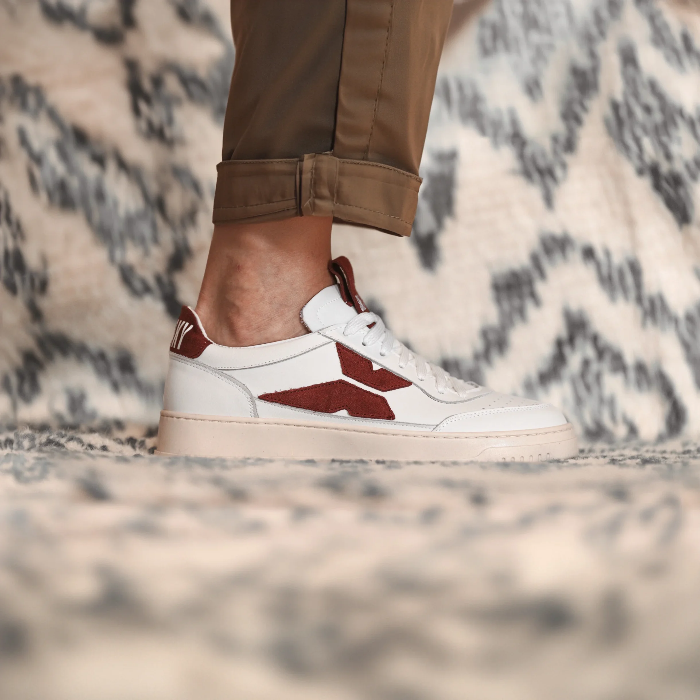 Sneaky one - White / Pompeian Red