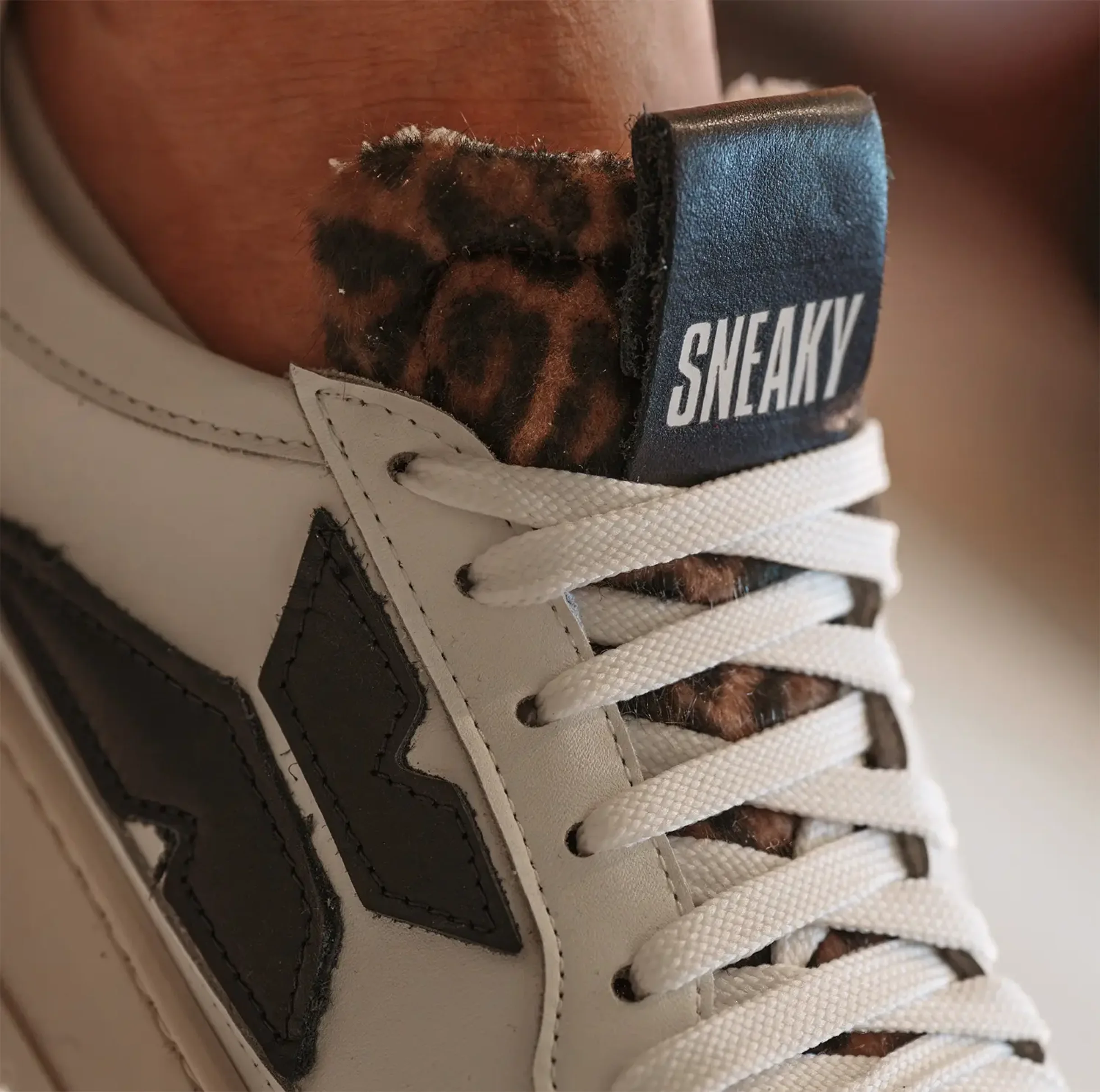 Sneaky one - White / Leopard
