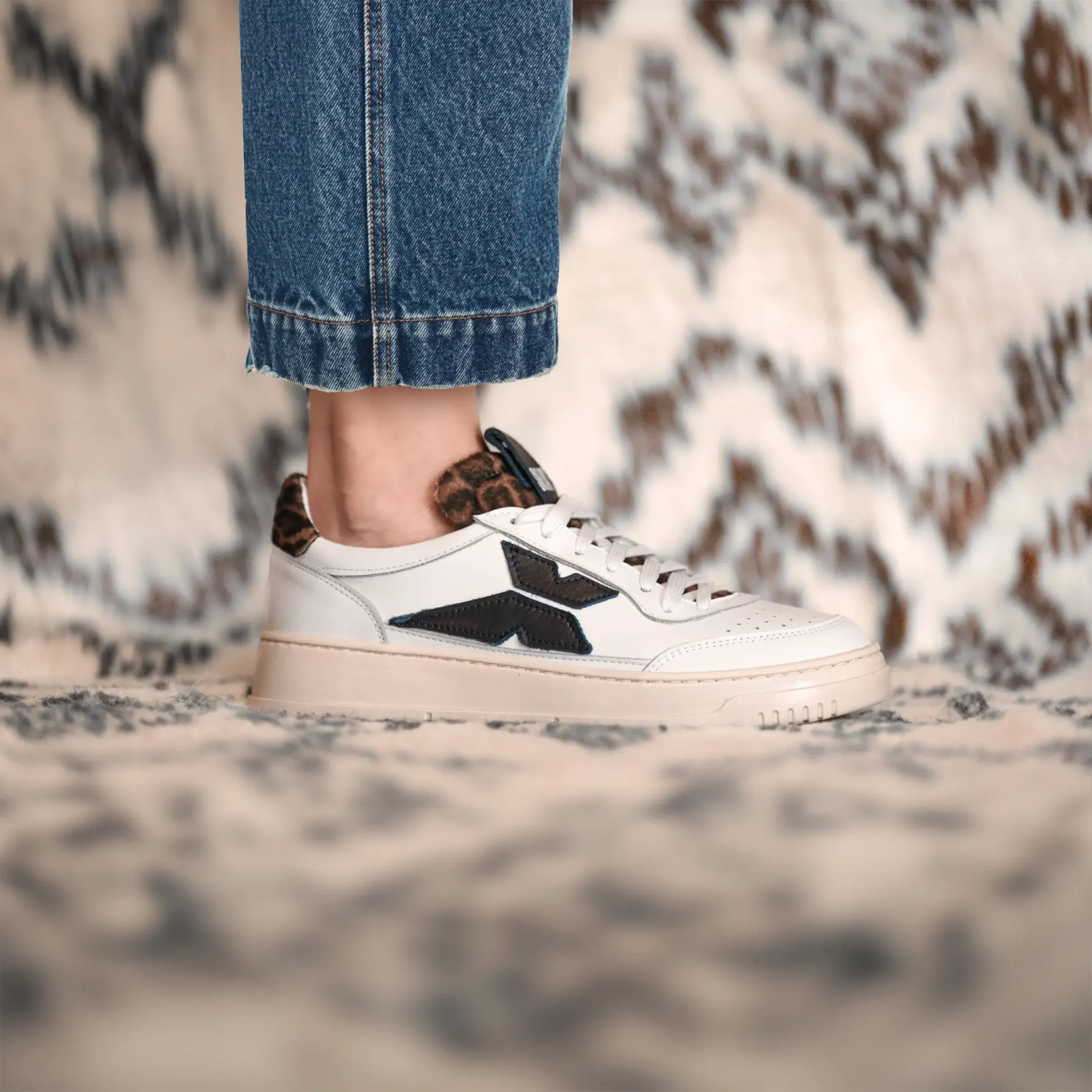 Sneaky one - White / Leopard