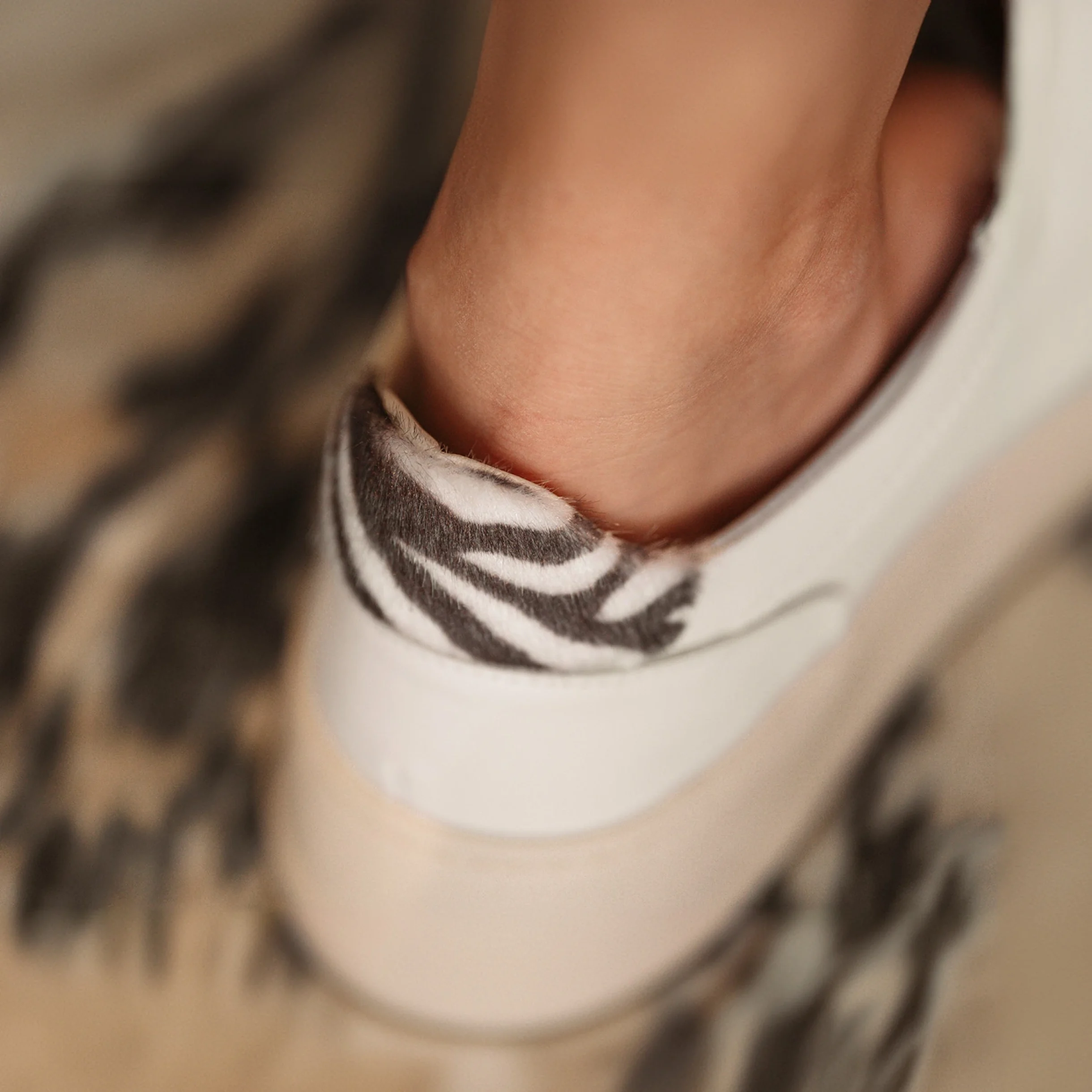 Sneaky one - White / Ultraviolet