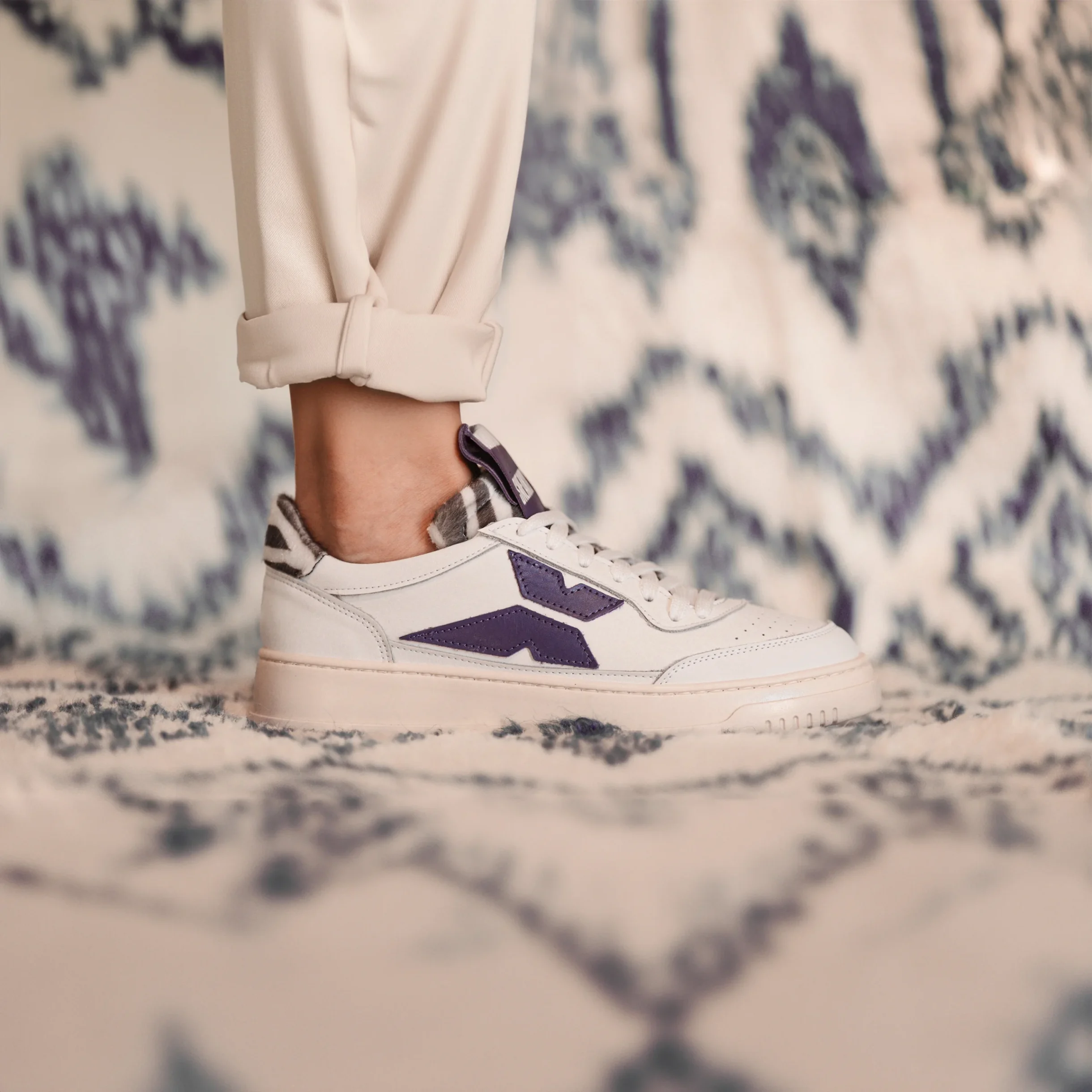 Sneaky one - White / Ultraviolet