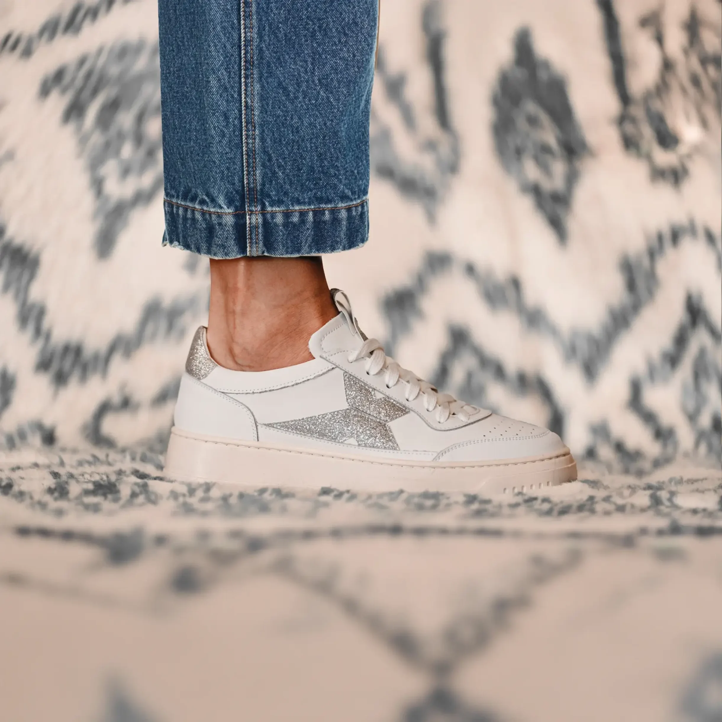 Sneaky one - White / Silver