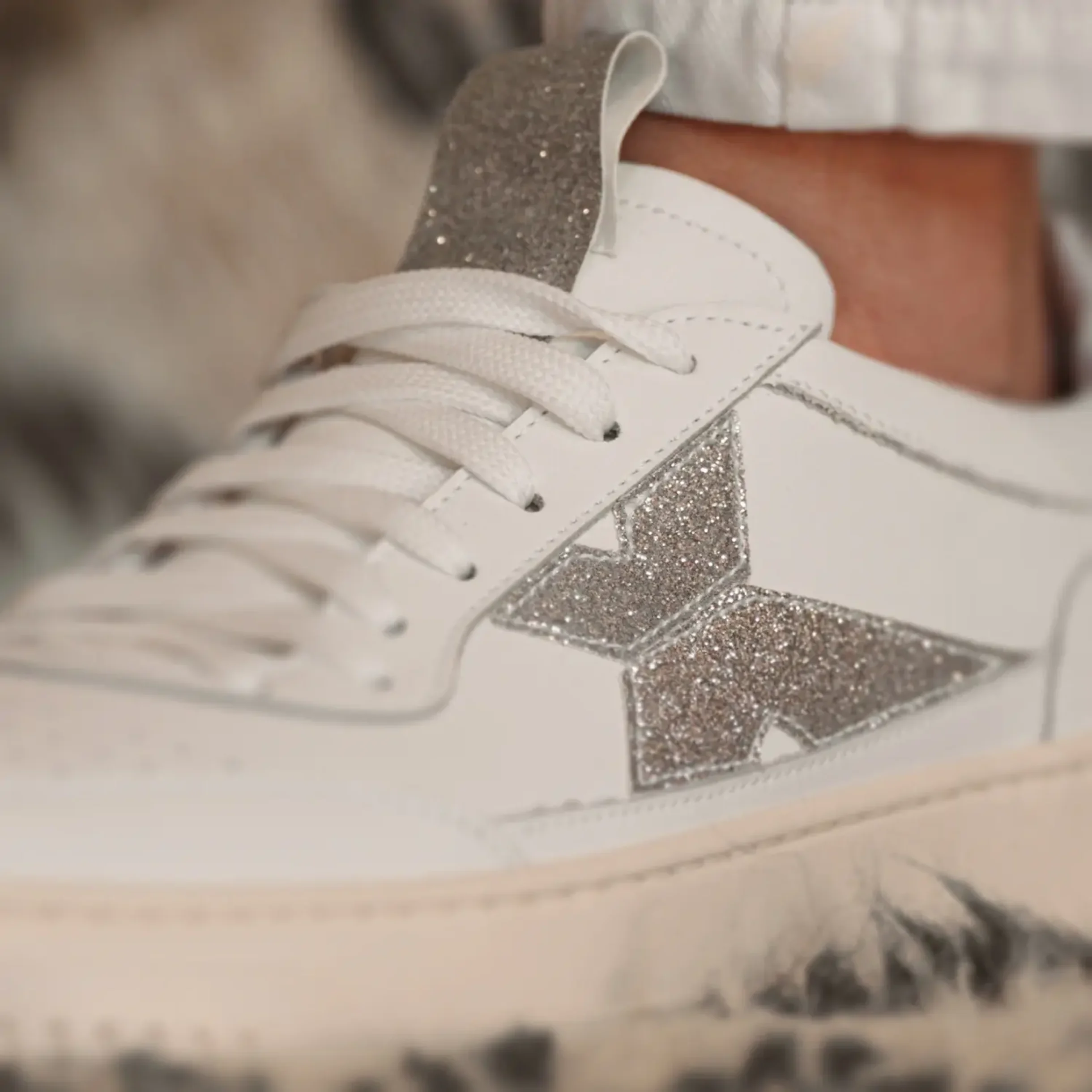 Sneaky one - White / Silver